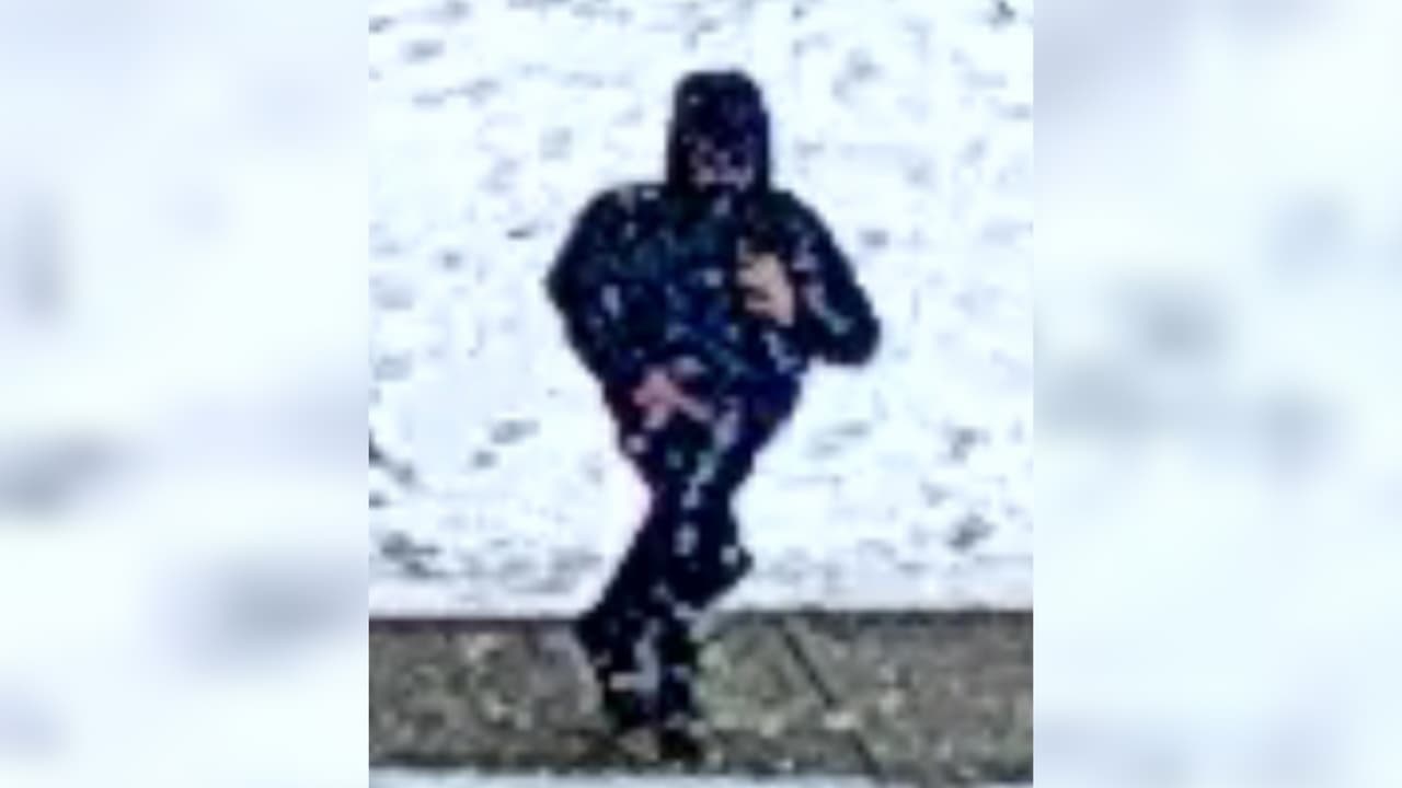 En las imágenes apenas se aprecia una persona con ropa de invierno y el rostro cubierto.