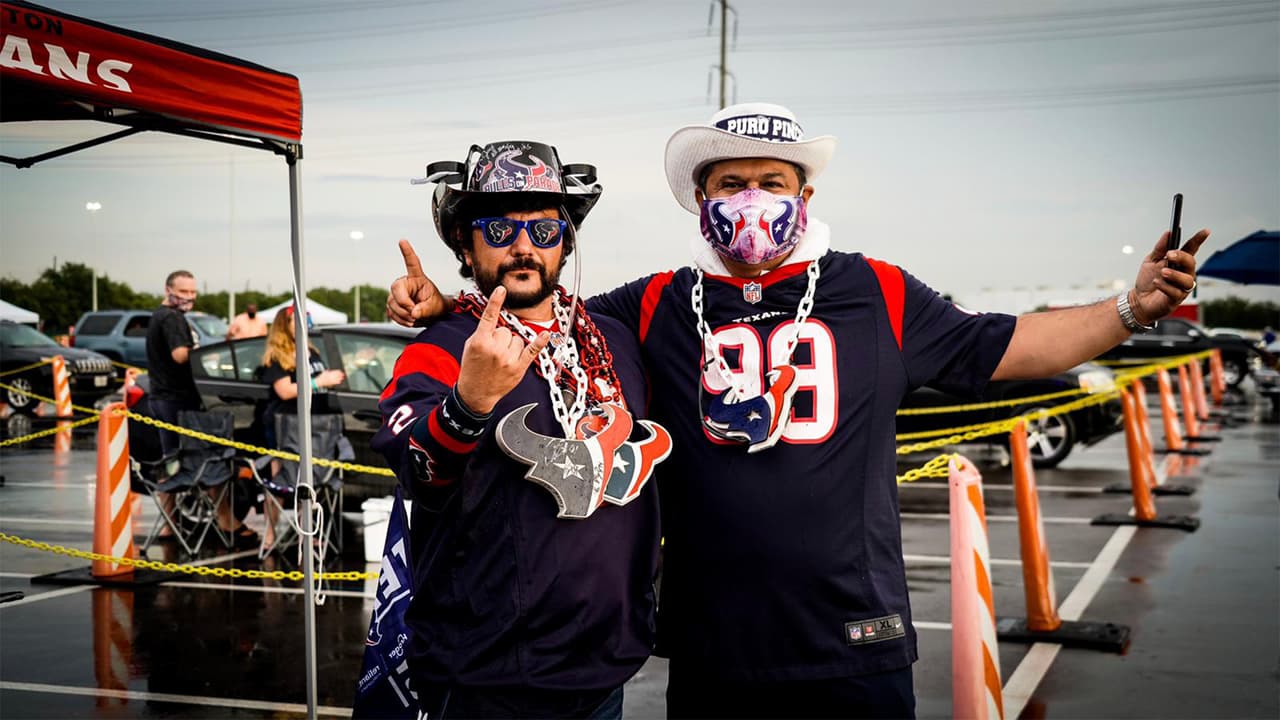 Los fanáticos tienen su espacio en el estacionamiento del estadio NRG para disfrutar de pantallas gigantes la transmisión del juego.