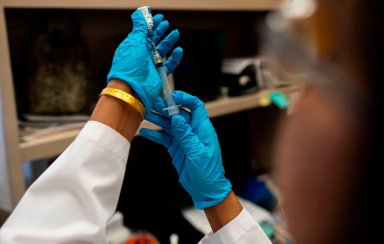 También tendría que haber consideraciones especiales para personas con riesgos médicos legítimos, como el embarazo, pero no exenciones por motivos religiosos o filosóficos, dijo.