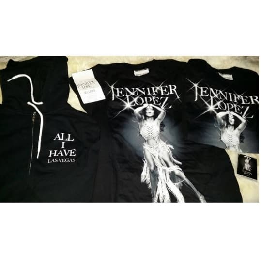 Y claro, las prendas del recuerdo ya están listas para que los fans se las pongan a la hora de asistir al concierto.