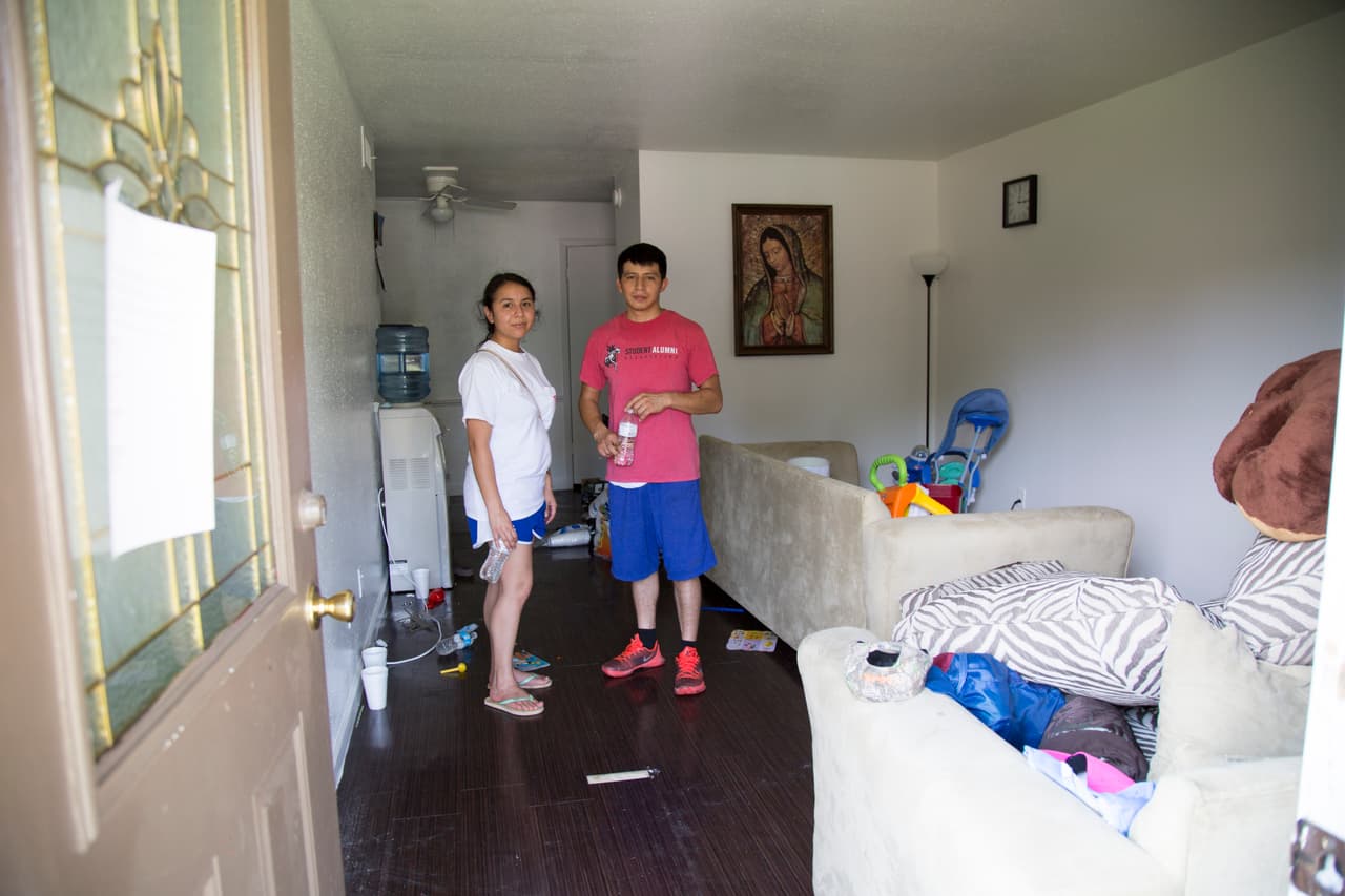 Abraham Fuentes, su esposa María y su hijo de un año se habían mudado a estos apartamentos hace poco. La mayoría de sus pertenencias se mojaron cuando entró agua por el techo.