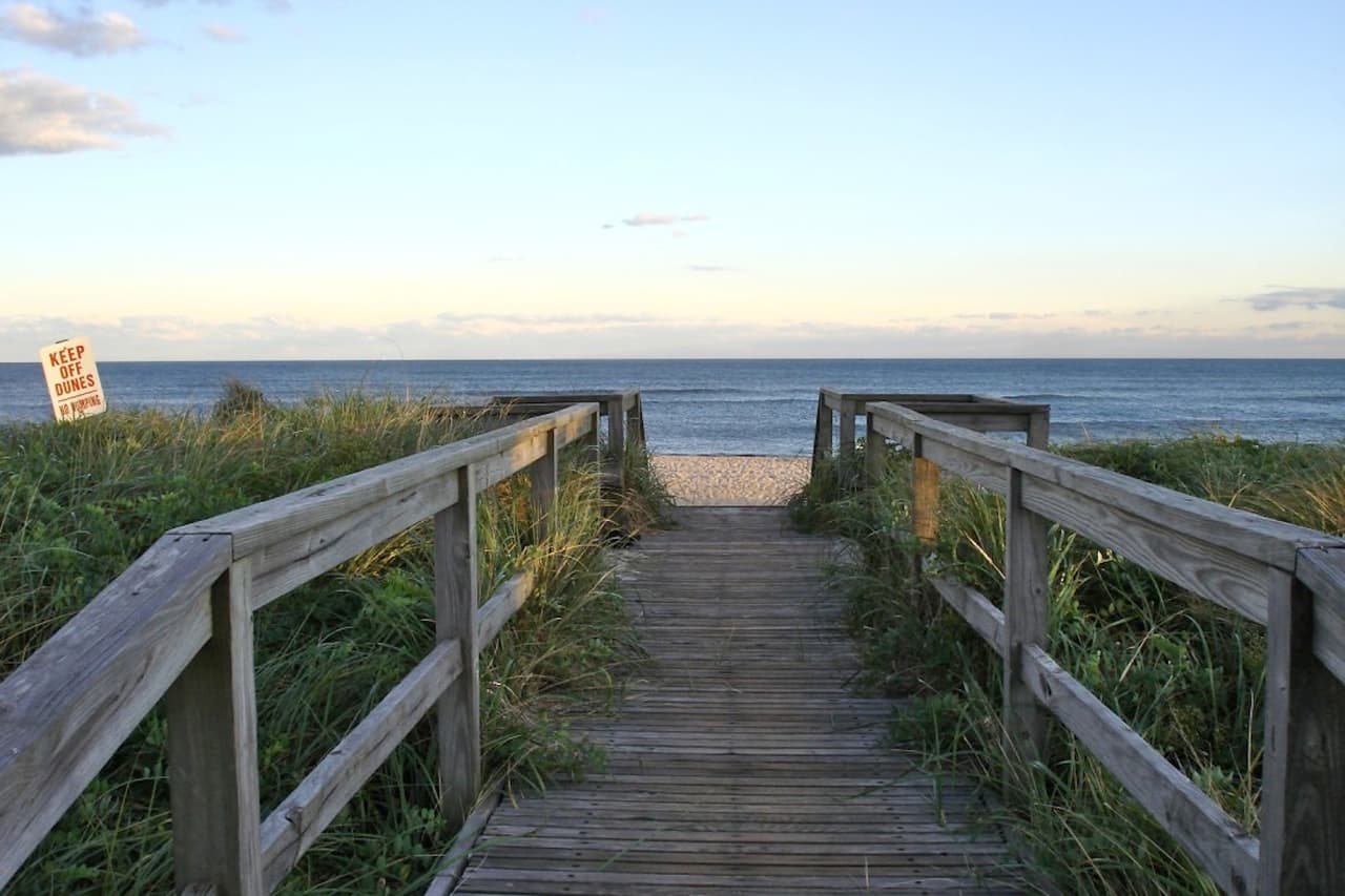 <b>Fire Island.</b> Apenas 60 millas al este de la ciudad, esta isla es el destino ideal para unas vacaciones estilo ‘Hamptons’. Los días pasan muy rápido conociendo los parques ‘Fire Island National Seashore’ y el ‘Robert Moses State’. Imposible no disfrutar de su famosa vida nocturna en ‘Ocean Beach’ antes de regresar a casa.