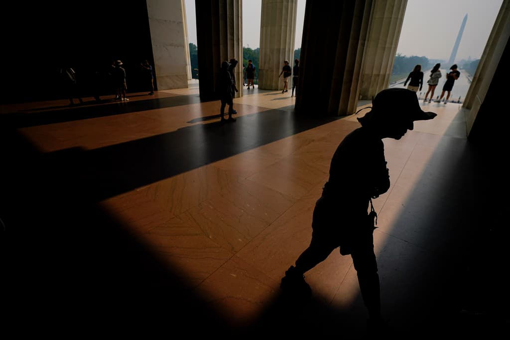 El código rojo en la capital del país entró en vigor el miércoles por primera vez desde 2011, debido a los incendios forestales que se registran al este de Canadá, cuyo humo está llegando gracias a los vientos de una baja presión frente a la costa este.
<br>