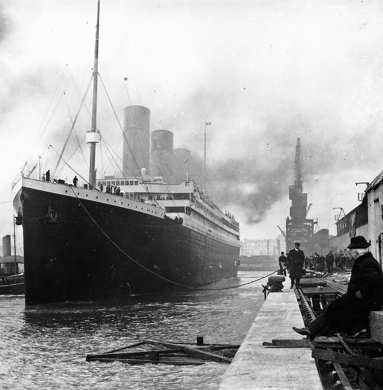 El Titanic en los muelles de Southampton, días antes de emprender su primer y último viaje. El inmenso trasatlántico fue cargado con 2,224 pasajeros, un grupo de adinerados ocuparon las áreas de primera clase construida con extravagantes piezas de lujo y el resto viajó en las las zonas menos ostentosas del barco, algunos con el sueño de encontrar una nueva vida en EEUU.