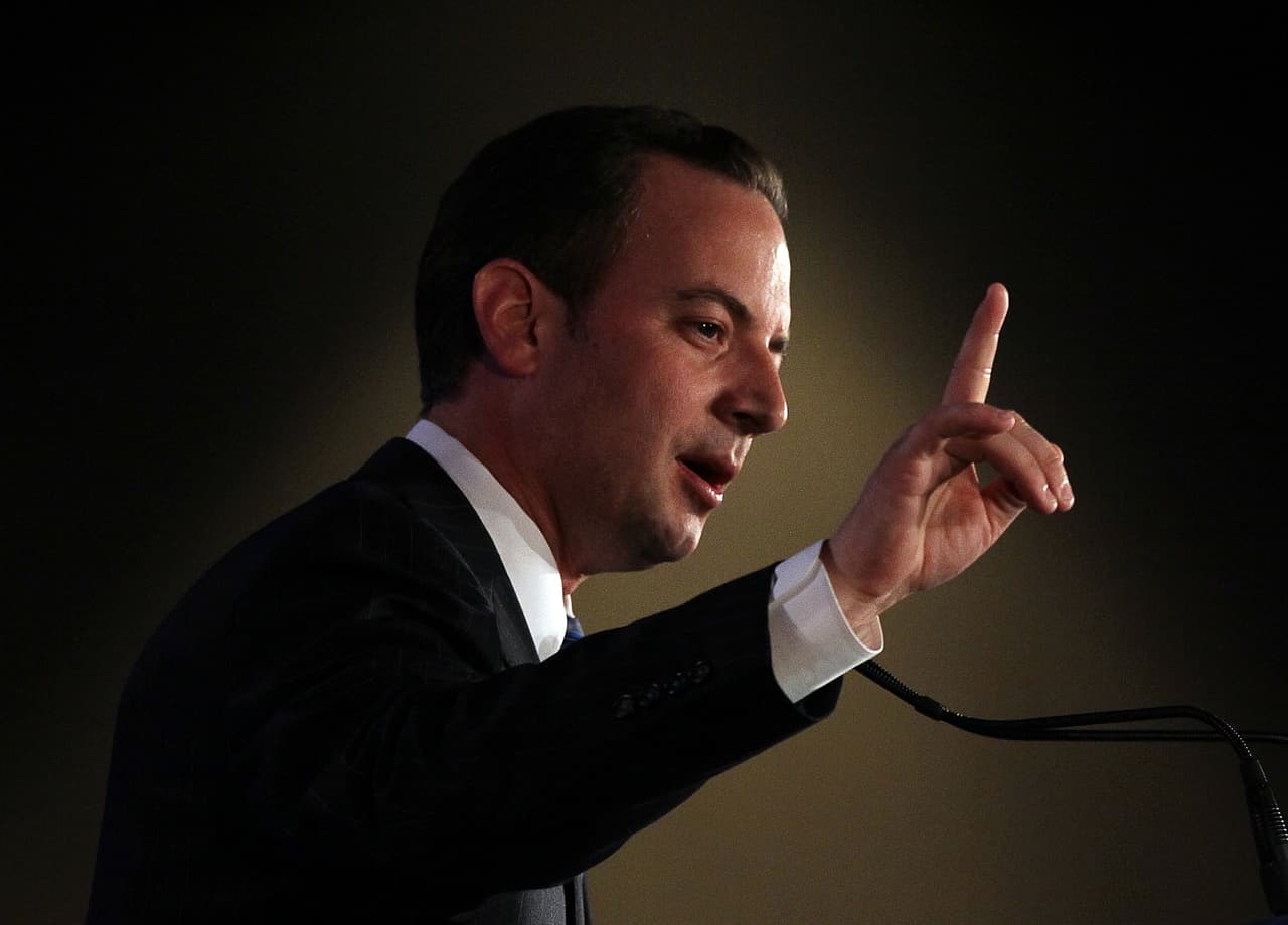 <b>Reince Priebus, jefe de gabinete de la Casa Blanca. </b>Presidente del Comité Nacional Republicano. Tiene 44 años y nunca ha sido elegido para ningún cargo público. Ha construido su carrera en torno a su amistad con el speaker 
<b><a href="http://www.univision.com/personas-paul-ryan">Paul Ryan</a></b> y el gobernador 
<b><a href="http://www.univision.com/personas-scott-walker">Scott Walker</a></b>, los dos republicanos más influyentes del estado en el que se crió, Wisconsin. Priebus ha levantado el Partido Republicano a base de contentar a las distintas familias de la institución.