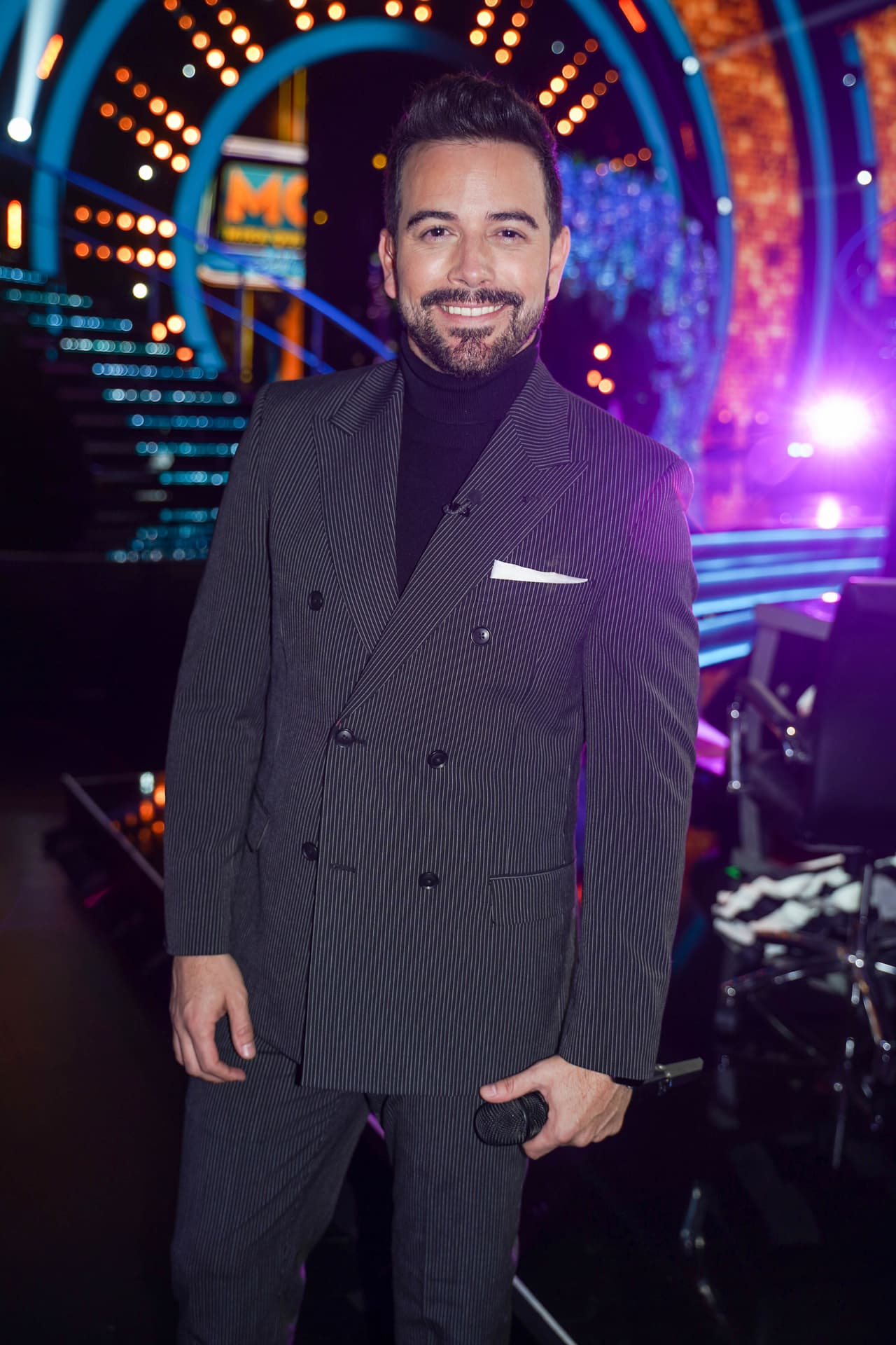 Con un elegante traje negro con ligeras rayas verticales blancas, 
<b>Mane de la Parra</b> condujo la segunda gala de Mira Quién Baila.