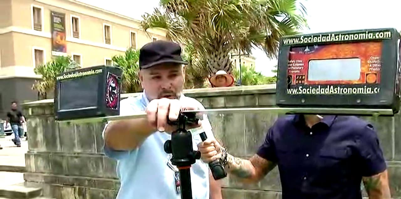 Se repartieron unas mil gafas especiales para observar el fenómeno y hubo también un aparato especial para poder mirarlo.