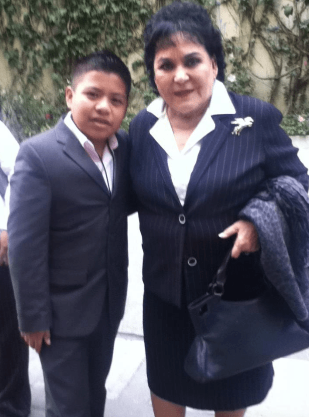 Aquí lo vemos con la gran Carmen Salinas.