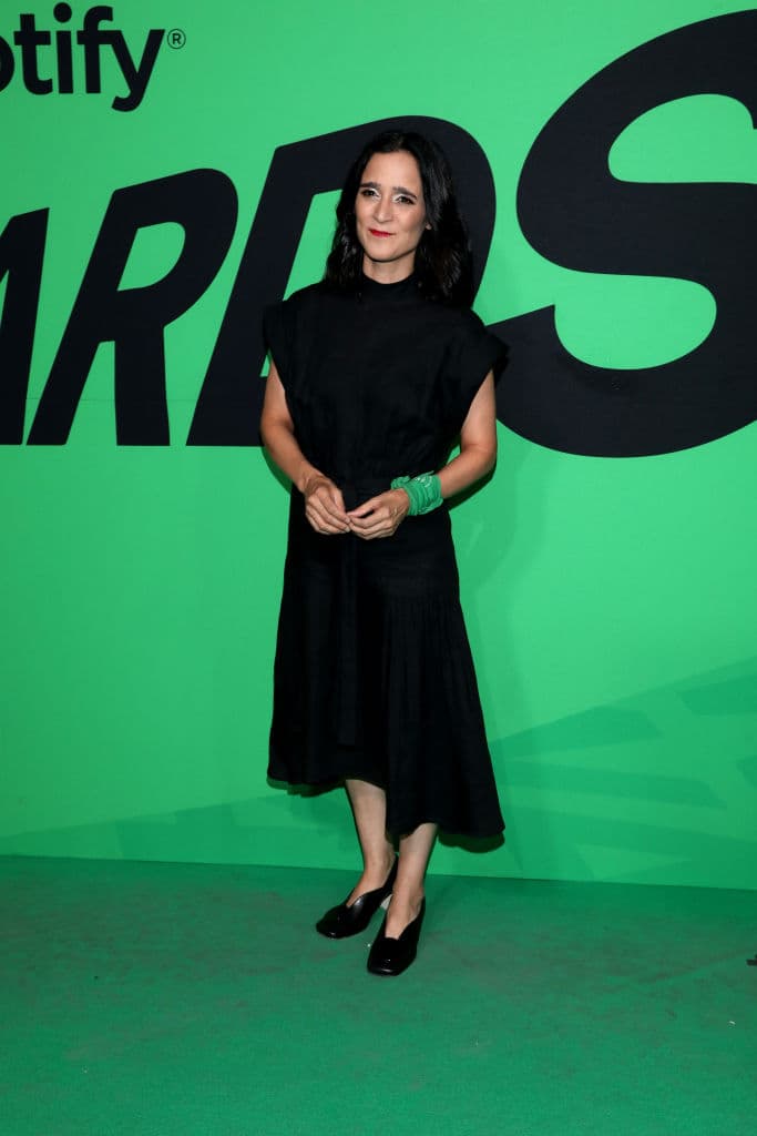 A los 17 años, formó parte del grupo de reggae/ska ‘Chantaje’, que más tarde tomaría el nombre de Tijuana No!. En 1996 fue descubierta por la discográfica BMG, en donde grabó su primer material discográfico como solista, ‘Aquí’.