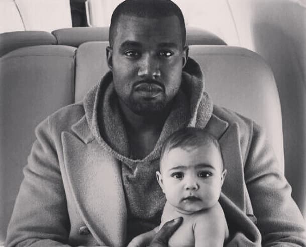 Y aunque lo veamos muy serio, Kanye sabe disfrutar de la vida.