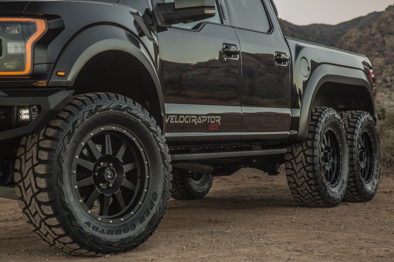 <b>Hennessey VelociRaptor 6x6</b>
<br>Viene con tres pares de llantas Toyo todoterreno de 20 pulgadas.