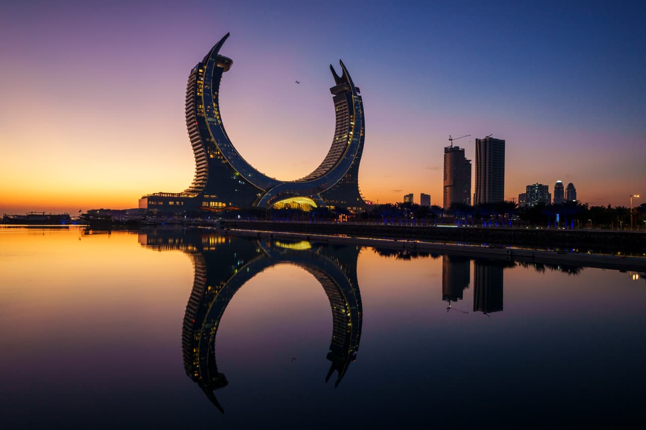 Crescent Tower en Lusail está hecha a imagen de las espadas curvas que son el emblena nacional de Catar.