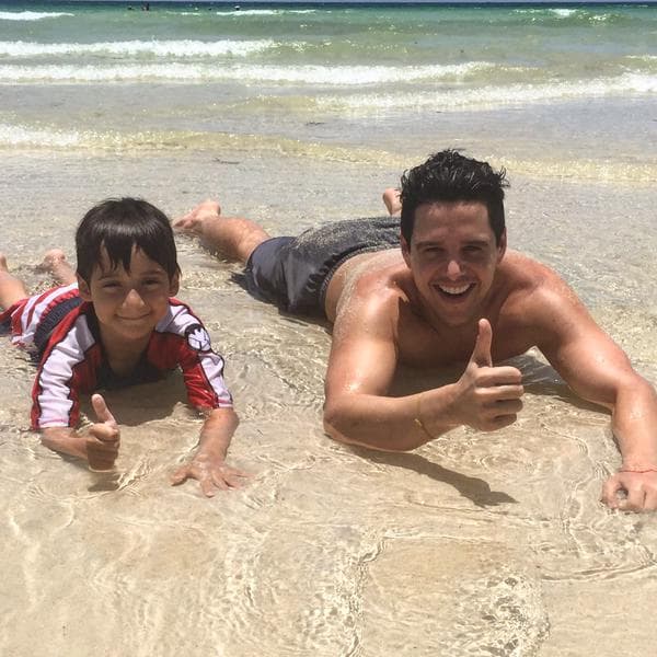 También es una persona muy amorosa, él viene de una familia muy unida.