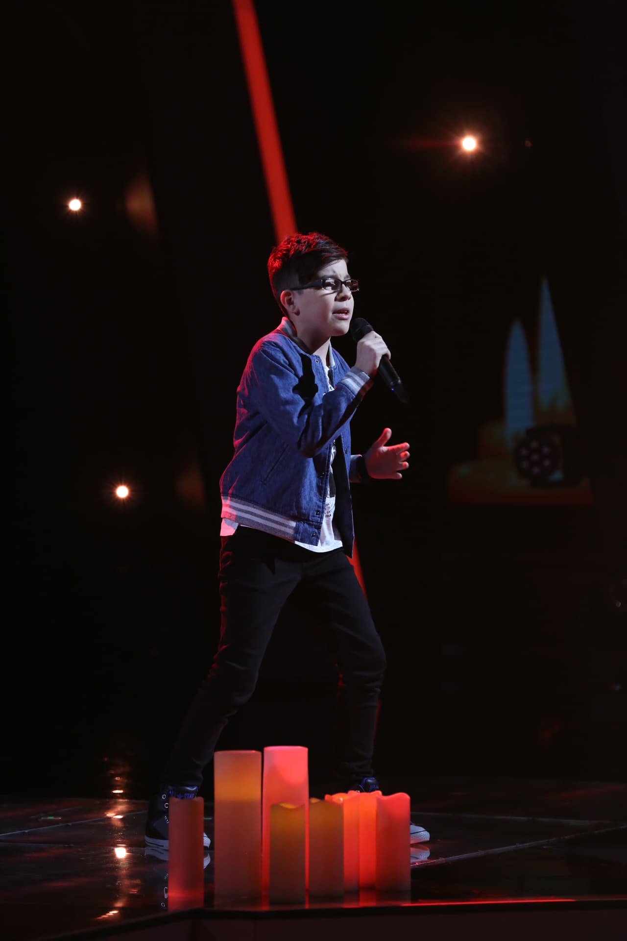 En la segunda semana de competencia, Angelito nos cantó el tema 'Dueles'.