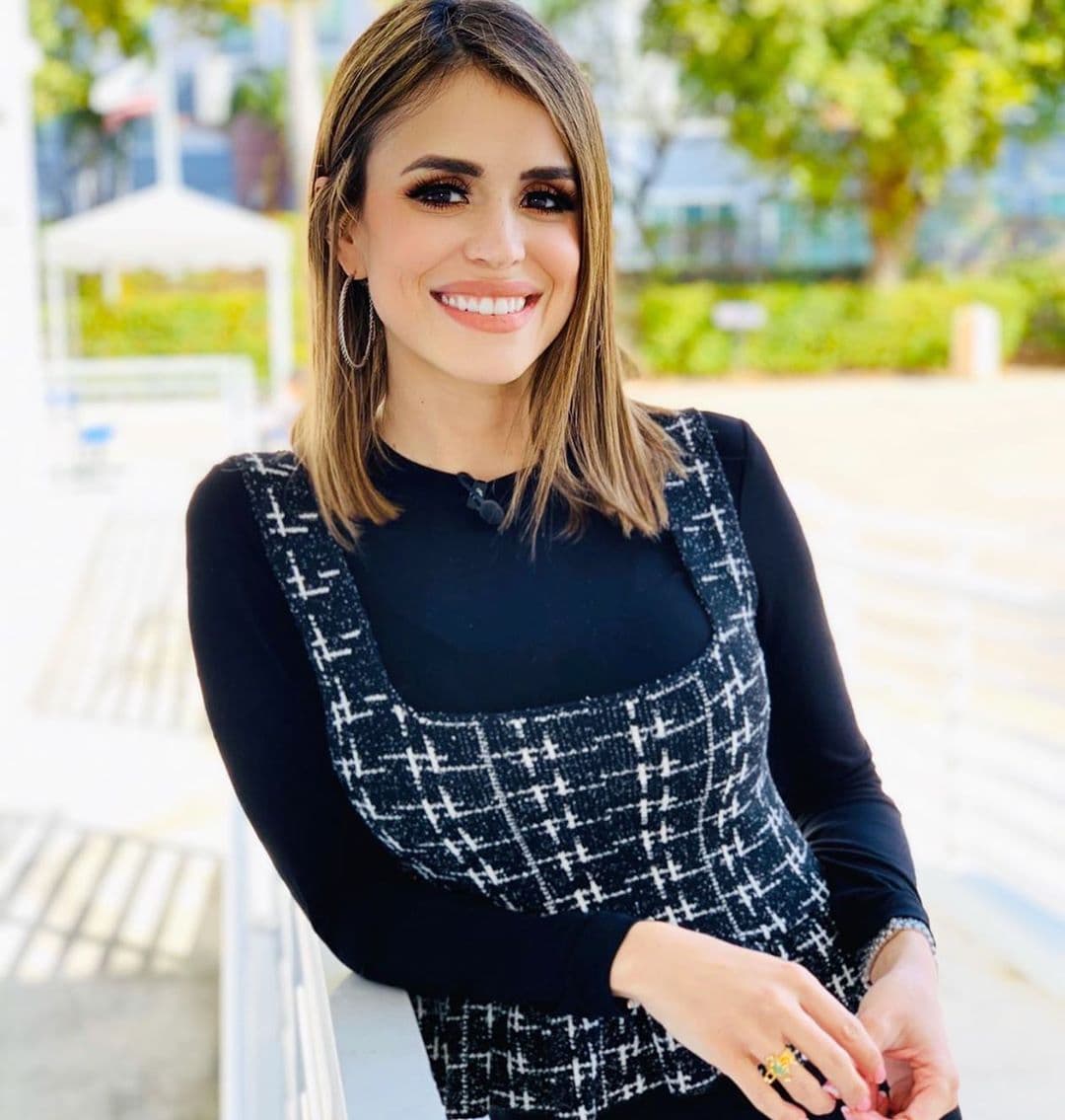 La colombiana es integrante del equipo de Edición Digital de Univision, pero también forma parte de la familia de Despierta América, pues desde hace años colabora en la sección de noticias del programa.