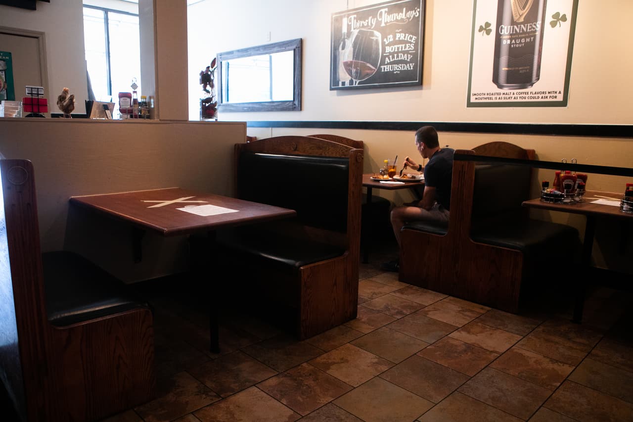 Un cliente está comiendo en el primer día de la reapertura de los comedores de Roasters el 27 de abril de 2020 en Atlanta, Georgia. Roasters está abierto para servicio de comedor con protocolos de distanciamiento social y saneamiento.