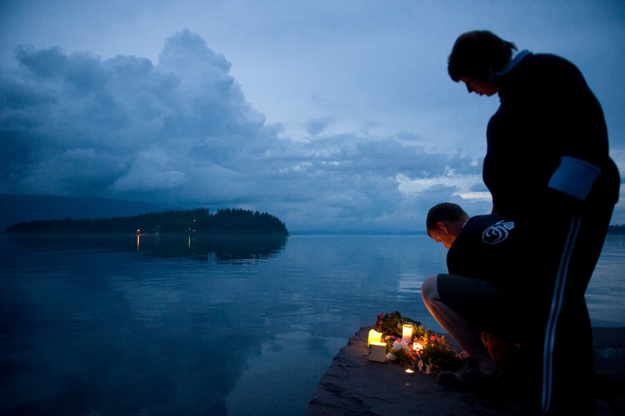 A las 3:25pm, una camioneta alquilada cargada con 950 kilos de explosivos fabricados a base de fertilizantes explota al pie de la torre que alberga la sede de la oficina del primer ministro, el laborista Jens Stoltenberg, quien hoy es el secretario general de la
<a href="https://www.univision.com/temas/otan">OTAN</a>. Ese primer
<a href="https://www.univision.com/temas/atentado-terrorista">atentado</a> deja ocho muertos y decenas de heridos.