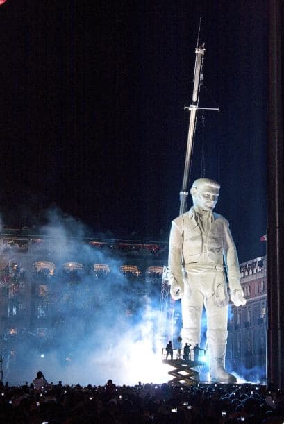 A parte de la 'Estela de luz' que no se teminó a tiempo por falta de presupuesto, este personaje anómico provocó una serie de criticas entre la población. En redes sociales los mexicanos asegurabam que el personaje se parecía a Jesús Malverde, el llamado santo de los narcotraficantes.