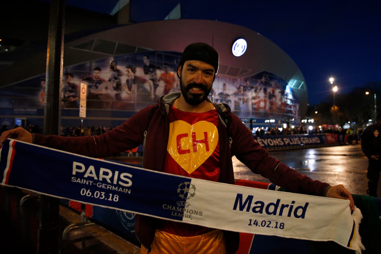 Los aficionados del Paris Saint-Germain –los más hostiles– y del Real Madrid han puesto el color en los alrededores del Parque de los Príncipes, así como en las graderías. Un ambientazo para vivir un partido de primer nivel en los octavos de final de la Champions League.