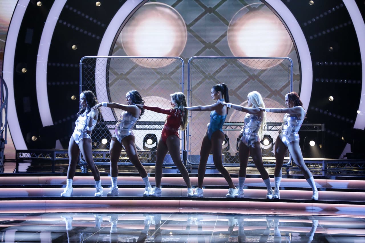 Las chicas comenzaron el duelo con una espectacular coreografía al ritmo de géneros musicales modernos.