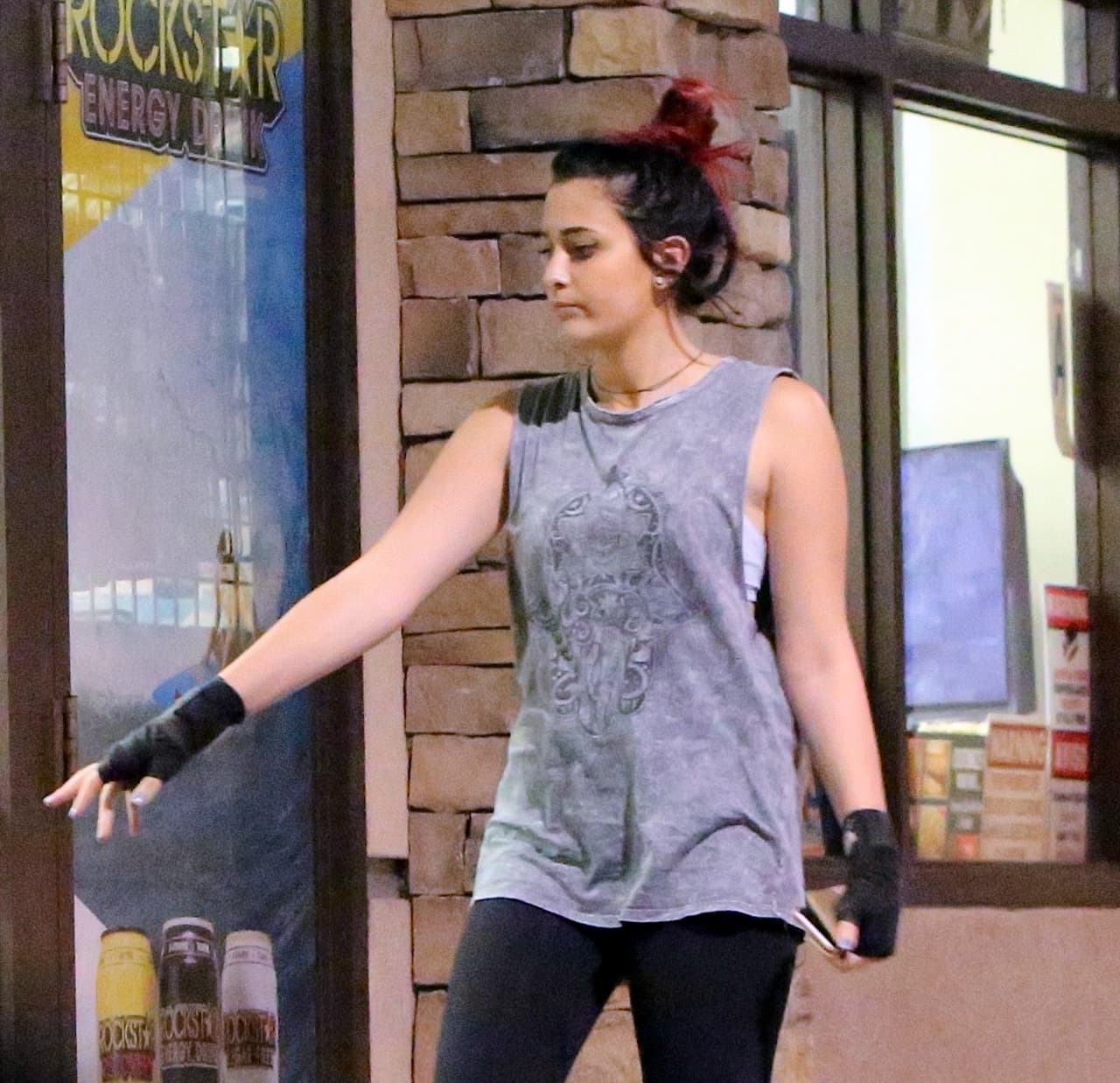 Paris entrando a la tienda