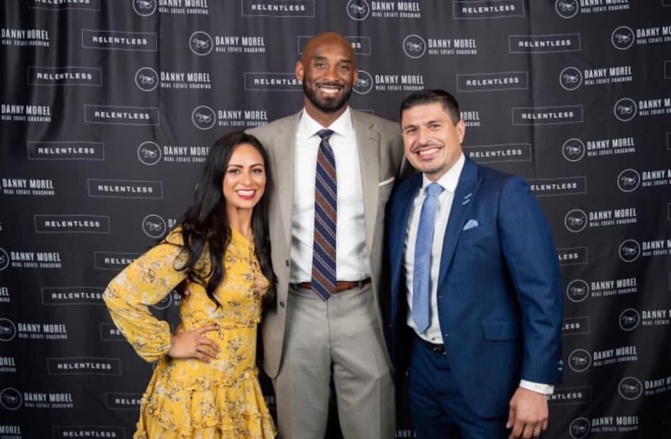 "Este fue un evento en el estuvo hablando de cómo su mentalidad lo llevó al éxito que tiene, una persona súper inteligente y con un gran talento mi esposo Pedro Gonzalez y yo tuvimos la oportunidad de tomarnos esta foto y el fue súper amable me dijo “what’s your name “ le contesté Araceli y dijo mexicana le dije si y el en español me dijo de que parte y le dije de Michoacan y solo dijo bonito Mexico 💔🙏"