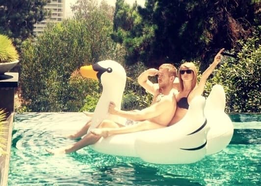 Además de posar muy coqueta, la cantante habló sobre su relación con Calvin Harris.