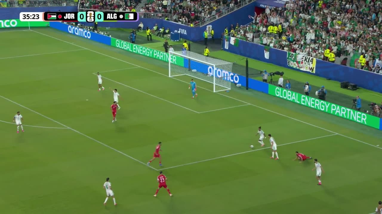 ¡GOL!  anota para Jordania. Nizar Al Rashdan