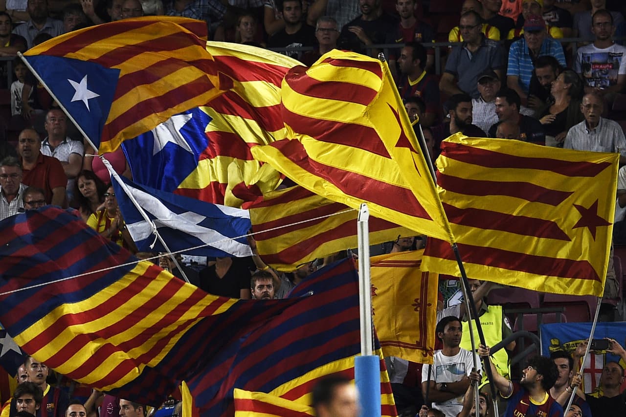 Barça pacta con la UEFA no recurrir sanción por banderas y emplazan a reunirse