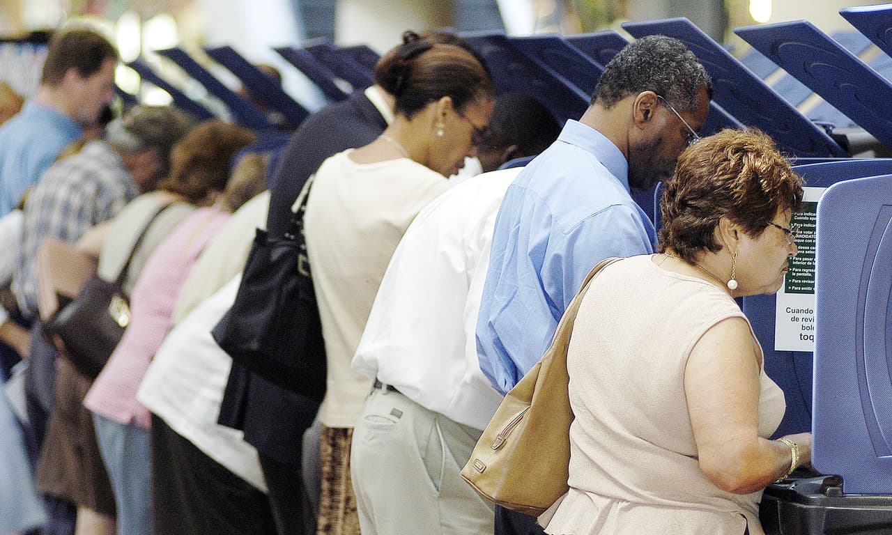 Colapso en la Oficina de Inmigración puede dejar sin votar en las elecciones a miles de personas que pidieron la ciudadanía