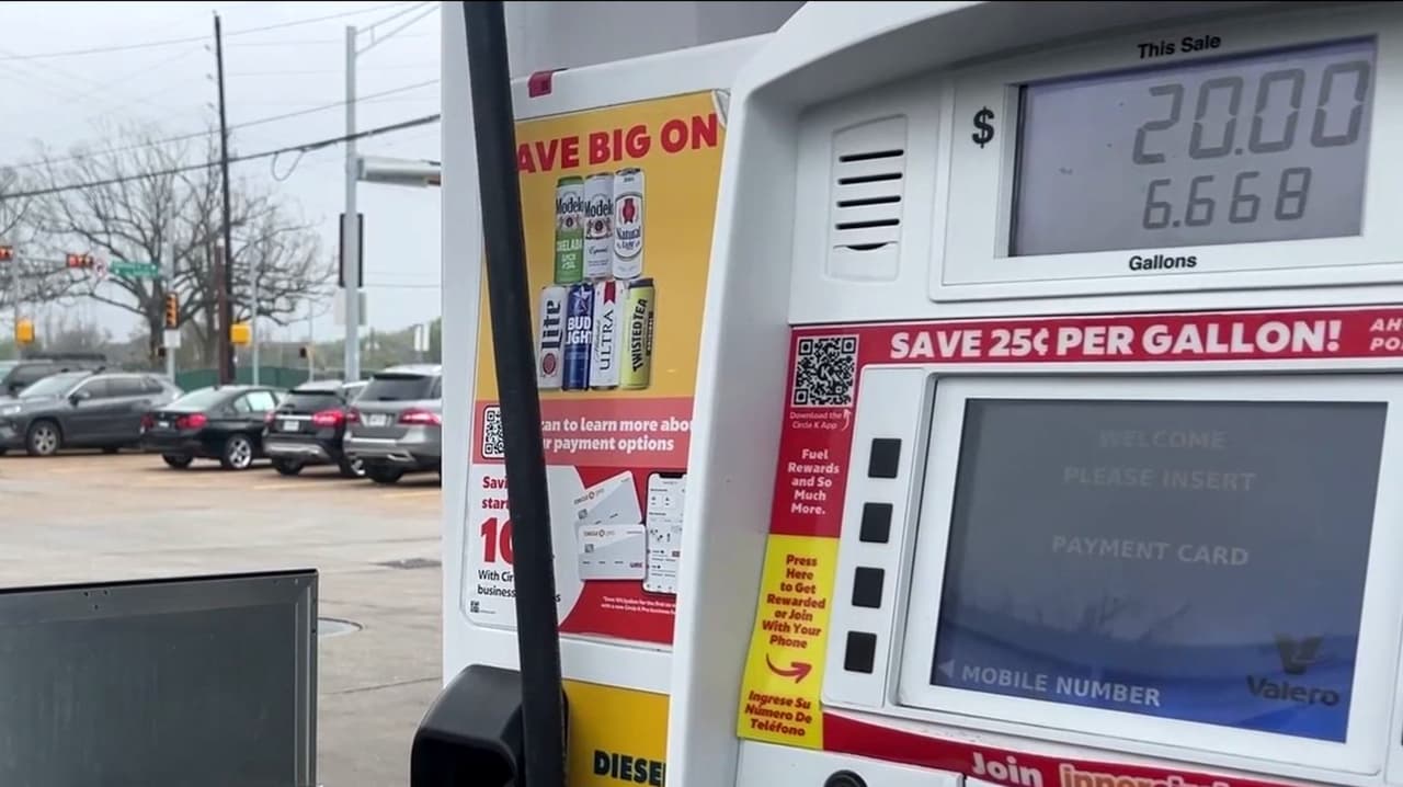 Sube el precio de la gasolina en Houston: te explicamos cómo evitar abusos al llenar el tanque