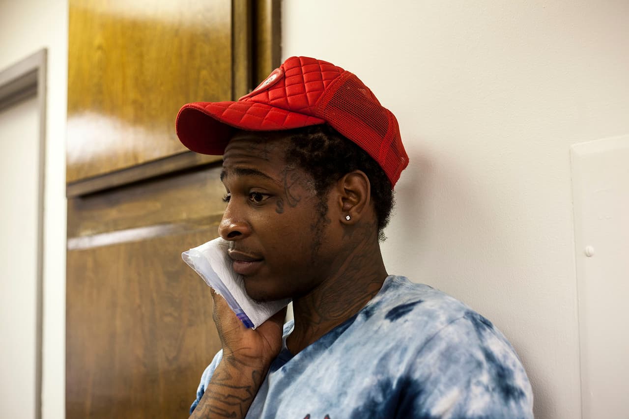 Borrar los tatuajes ayuda a las personas que han transicionado a la legalidad a que no se conviertan en un blanco ni para las organizaciones criminales que los persiguen, ni para la policía.