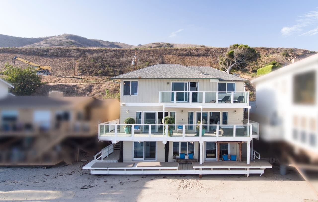 La pareja tiene todavía en agenda la remodelación de esta casa de playa que compraron el mes pasado en Malibú, California.