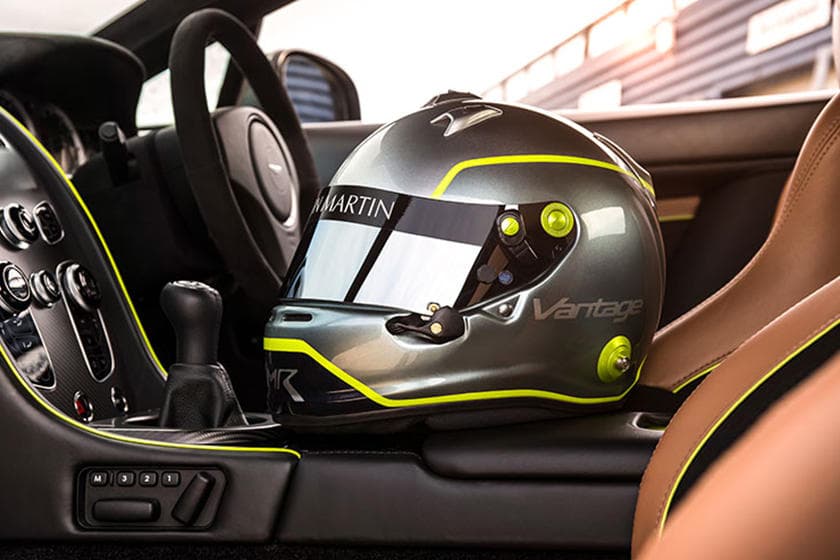 <b><u>Casco y Traje de Competencia AMR – Aston Martin</u></b>
<br>Si crees que competirlo es una posibilidad, te recomiendo comprar el traje de competencia homologado por la FIA (
<b>$7,674.78</b>) y el casco (
<b>$5,346</b>) que combinarán perfecto con tu nuevo carro.