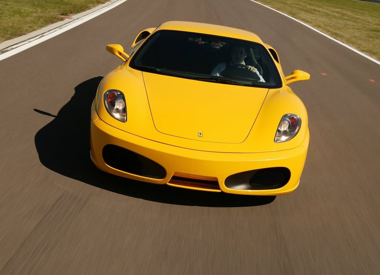 <b>15) Ferrari F430 – 425,628 publicaciones</b>
<br>Potencia: 483 caballos de fuerza
<br>0-60 mph (98 km/h): 3.6 segundos
<br>Velocidad máxima: 196 mph (315 km/h)
<br>Precio: $186,925
<br>