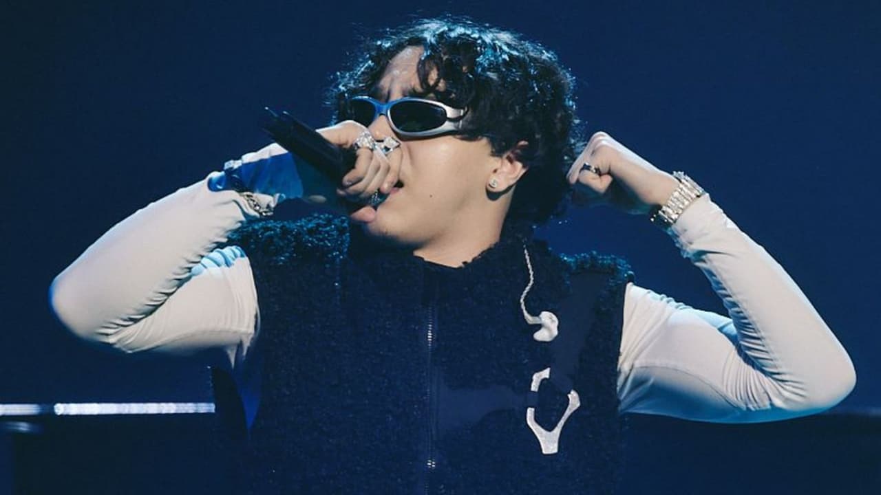 Xavi debuta con fuerza en Premios Juventud y así canta 'Corazón De Piedra' y 'La Víctima' en vivo desde Panamá 