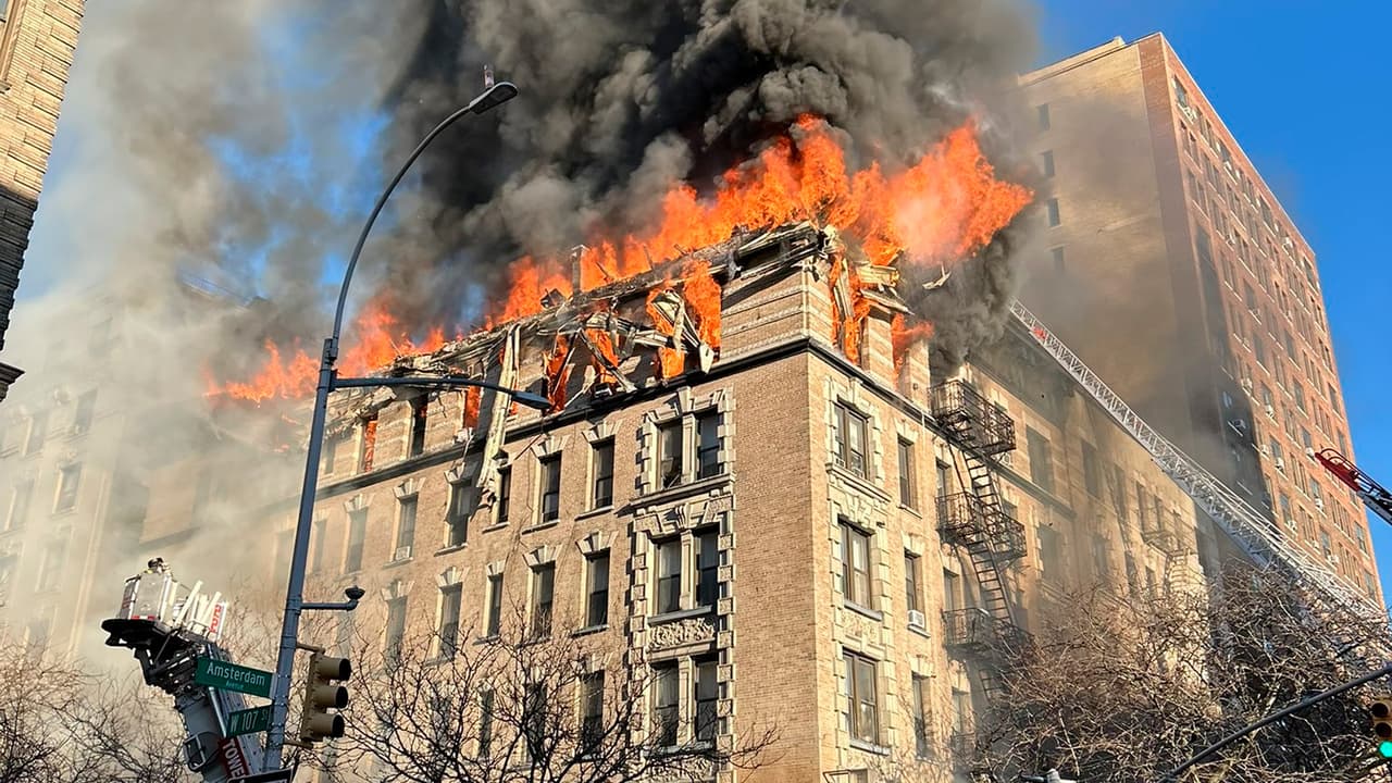 Incendio de cuatro alarmas arrasa edificio en Upper West Side y deja cuatro heridos