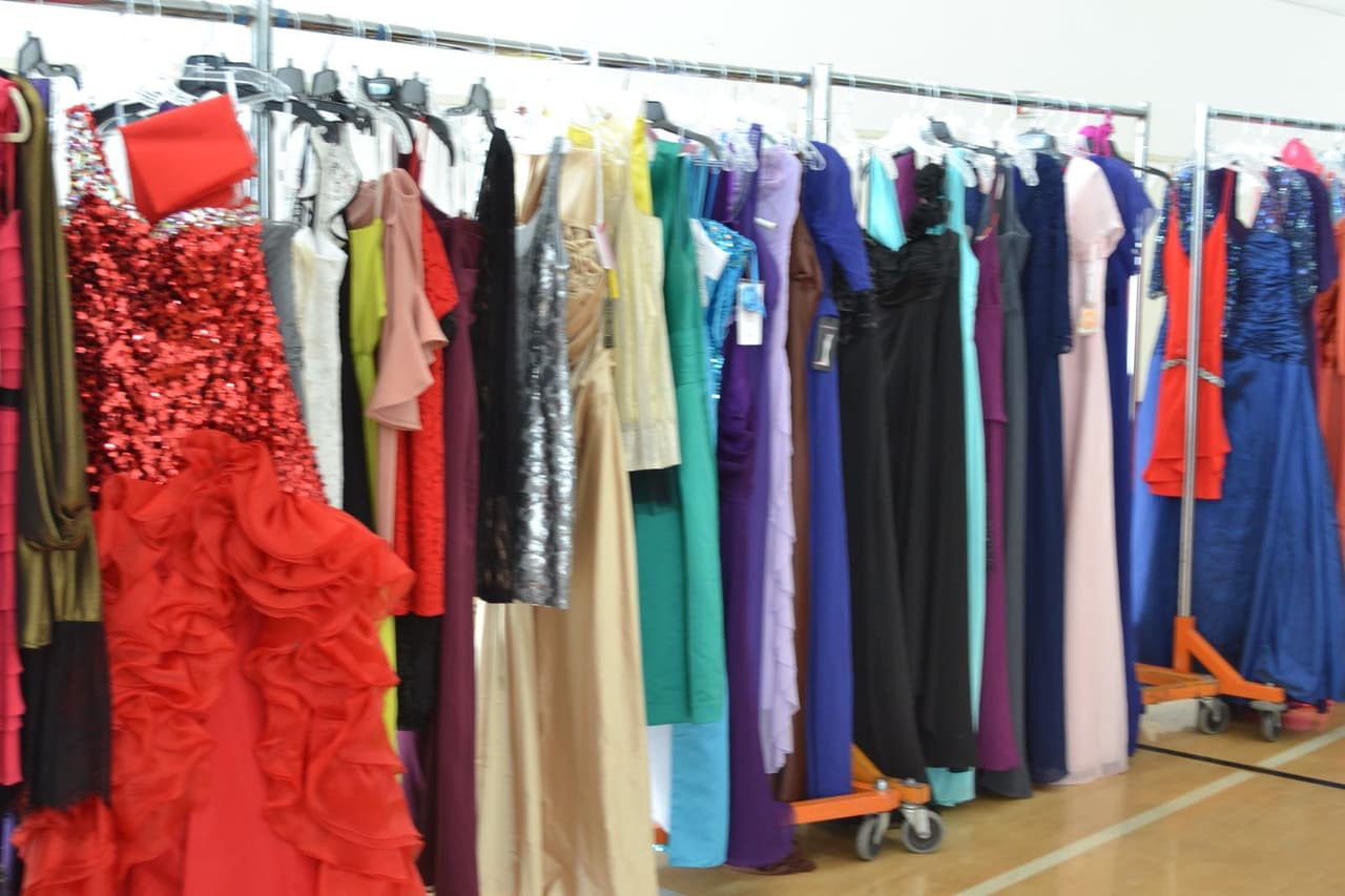 Hubo vestidos de todos los estilos, colores, tallas y de diferentes diseñadores. "Estoy muy agradecida con los patrocinadores de este año, quienes nos permitieron hacer realidad el sueño de estas niñas", dijo la cantante originaria de la Ciudad de México.