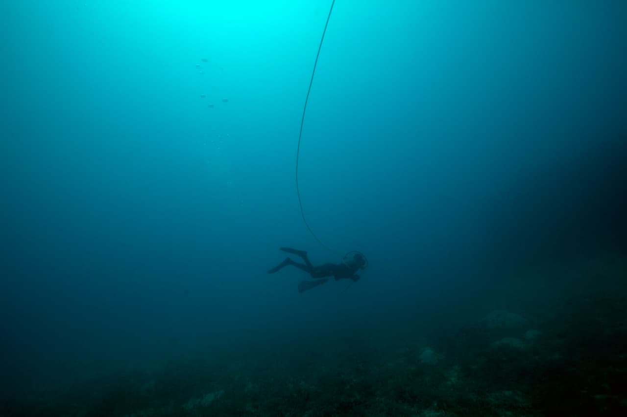 Según las técnicas de buceo, se debe ascender a la superficie de manera gradual para eliminar el nitrógeno que los tejidos del cuerpo absorben durante la inmersión. Dependiendo de la profundidad es necesario hacer distintas pausas antes de llegar a la superficie. También se debe limitar el número de descensos que hace una persona al día.