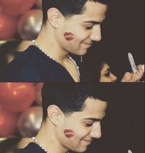 Esos besos que nos encantan.