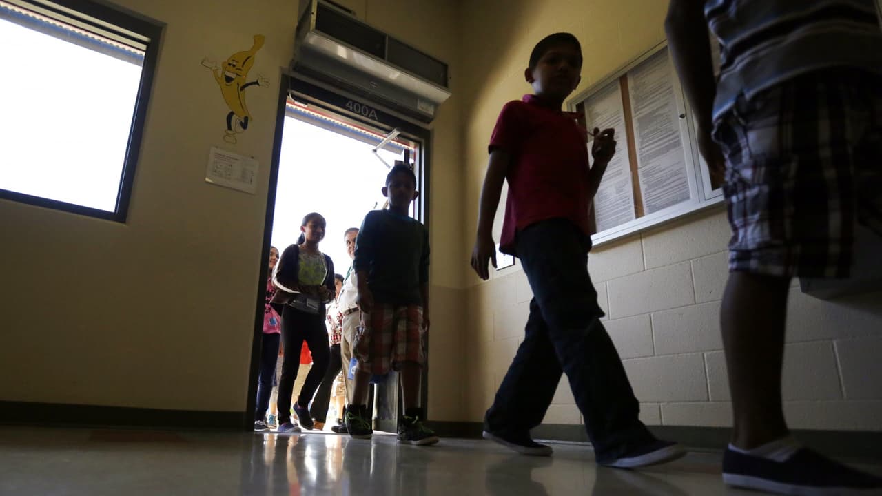 “Tenemos que llevarnos a los niños”: informe revela cómo el gobierno implementó la separación de familias indocumentadas