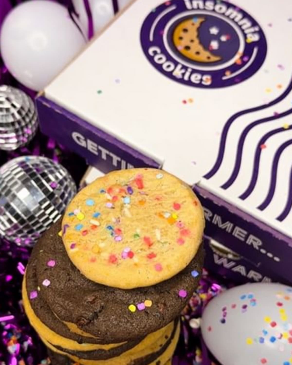 <b>Insomnia Cookies</b>
<br>🍪Galleta gratis para las personas que muestren la app en tiendas físicas. También para las personas que ordenen en línea.
<br>✅Ofrecerán galletas deluxe por $1 y duplicarán tu pedido de una o media docena al ordenar por la app.
<br>📍Más información: https://www.instagram.com/insomniacookies/
