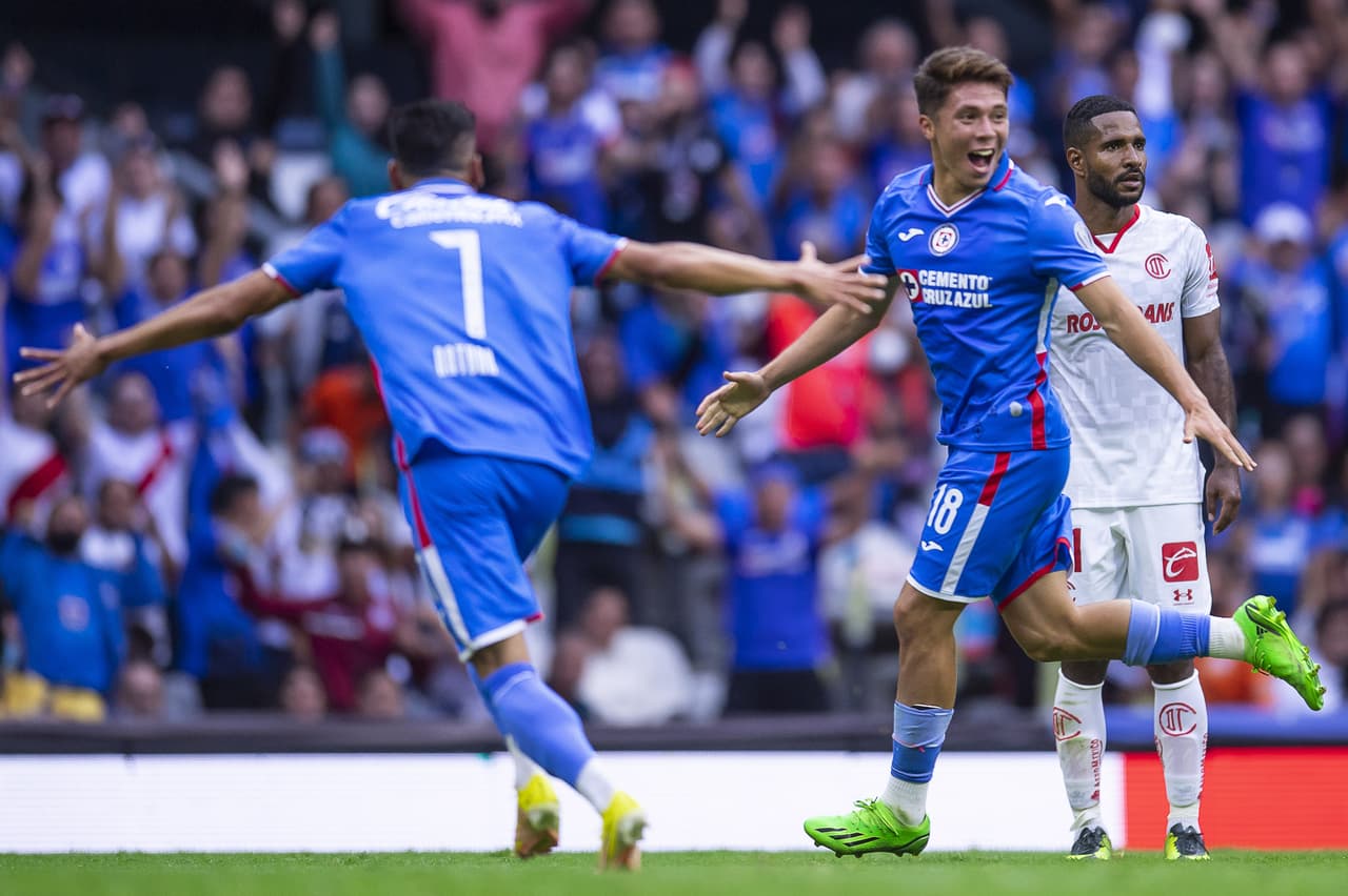 Toluca retomó el liderato del Apertura 2022 al imponerse a Cruz Azul en un partido protagonizado por el arbitraje.