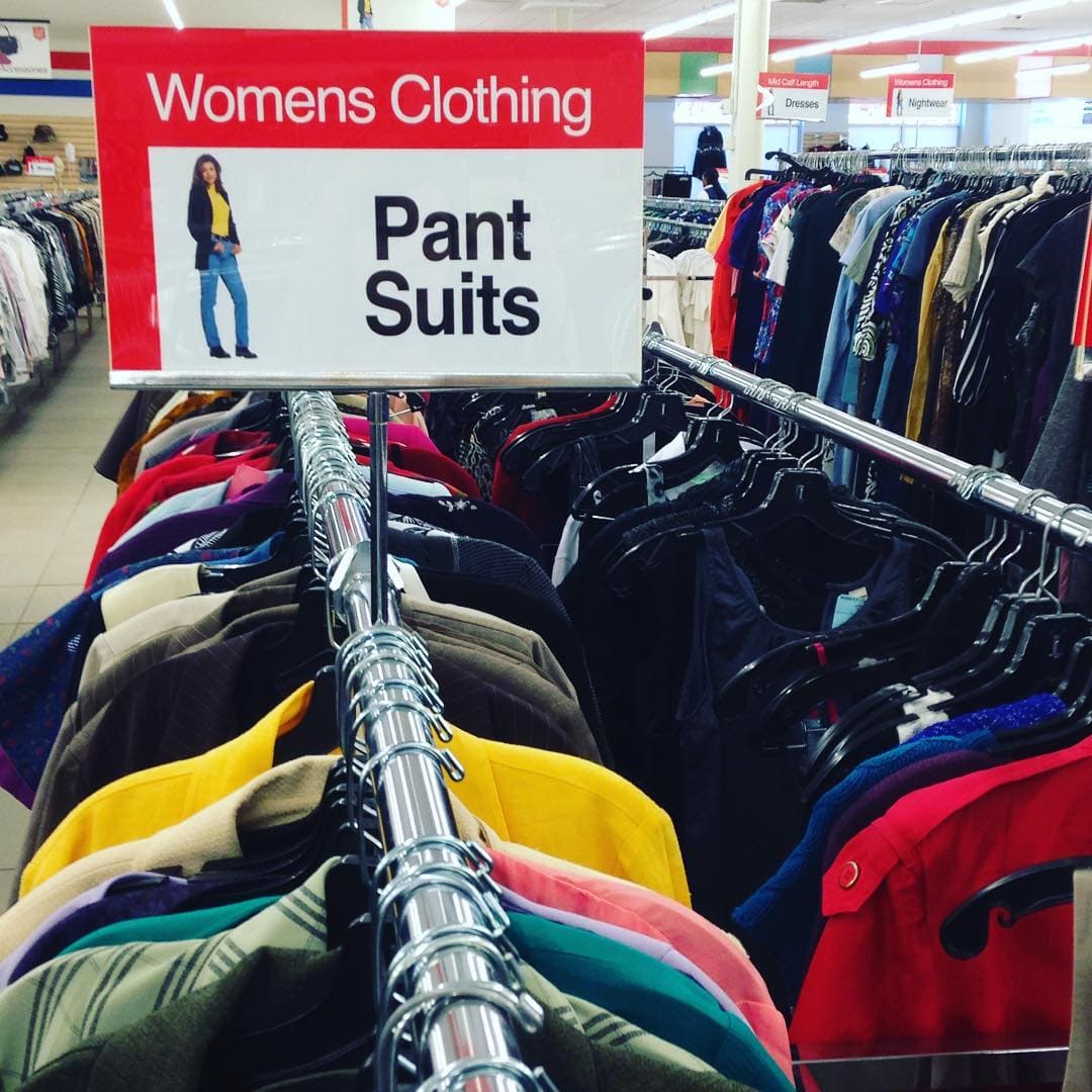 Algunas han acudido a las tiendas a adquirir su traje expresamente para ejercer su voto con el uniforme de moda.