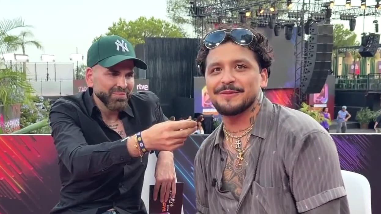 Nodal habla con Jomari Goyso de Ángela Aguilar y cómo se prepararon para Premios Juventud