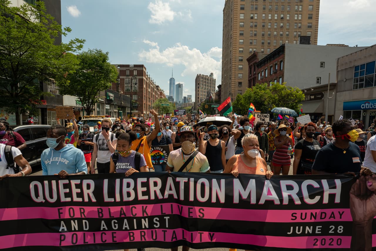 Se estima que
<b> 20,000 manifestantes participaron en la Marcha de Liberación Queer</b>, entonando consignas constantes referentes a los derechos de las comunidades LGBTQ y Black Lives.