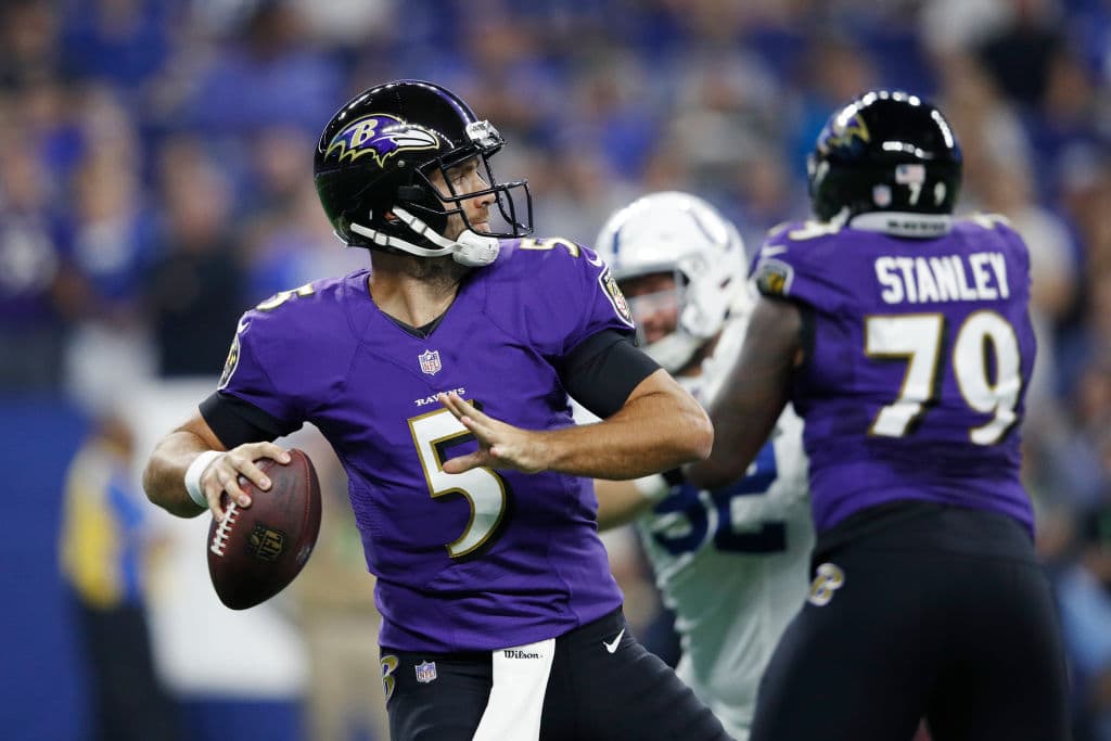 24) 
<b>Joe Flacco, Baltimore Ravens</b>. Tiene 33 años, desde que ganó el Super Bowl la potencia de su brazo y su precisión han venido a menos. Es triste decirlo pero solo esperen que se ponga peor.
