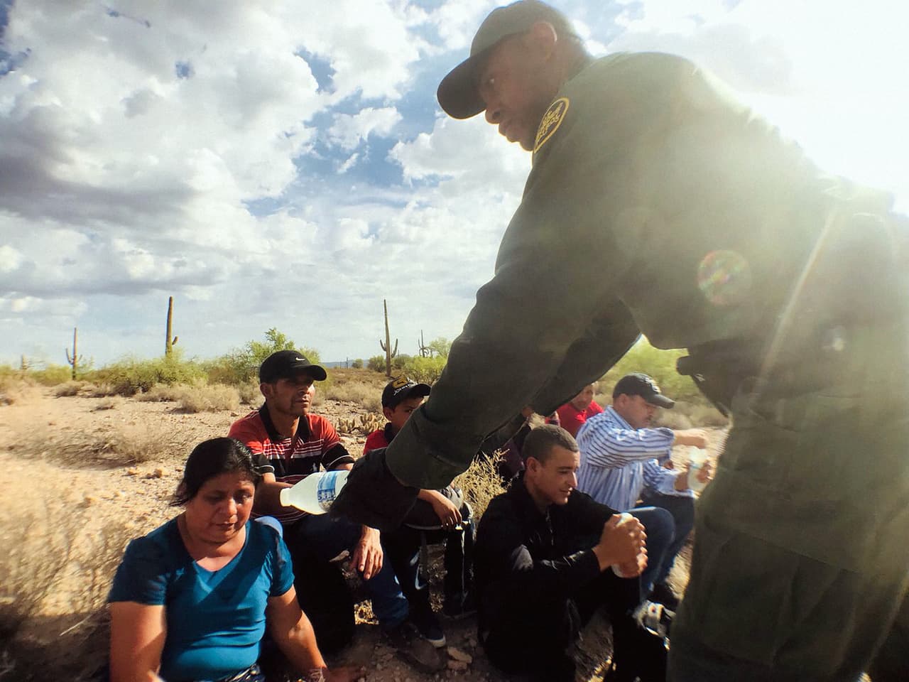 Cuando fueron abordados por un agente de la Patrulla Fronteriza, las familias estaban nerviosas pero contentas.
<b>Su intención era pedir asilo. </b>