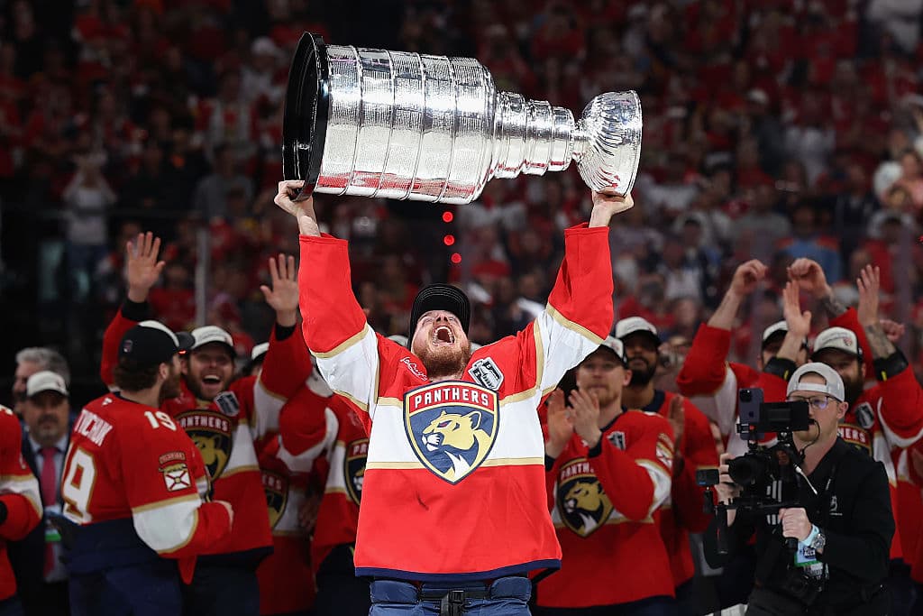 Nate Schmidt de los Florida Panthers celebra sosteniendo la Stanley Cup después de coronarse campeones en el Amerant Bank Arena en Sunrise.