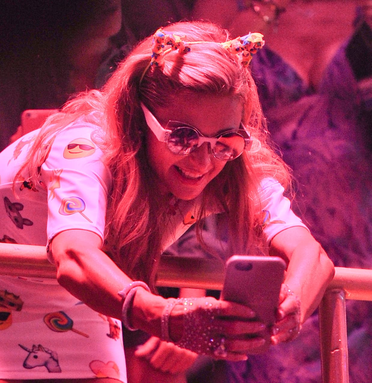 Feliz tomando fotos de la gente en la pista.